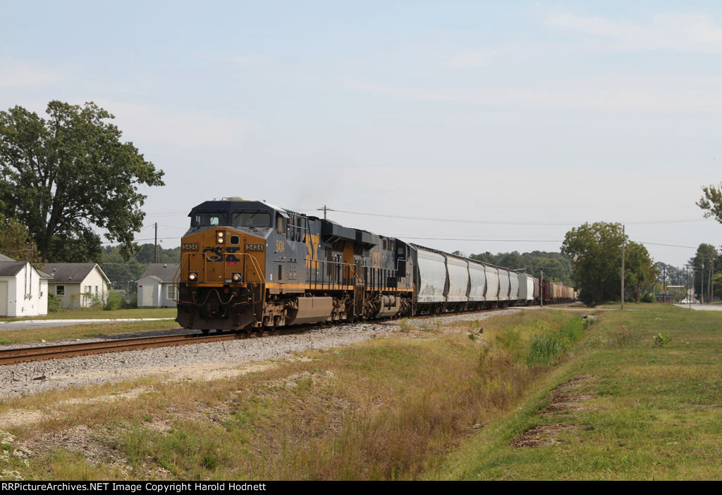 CSX 5434 leads train F728 towards the yard